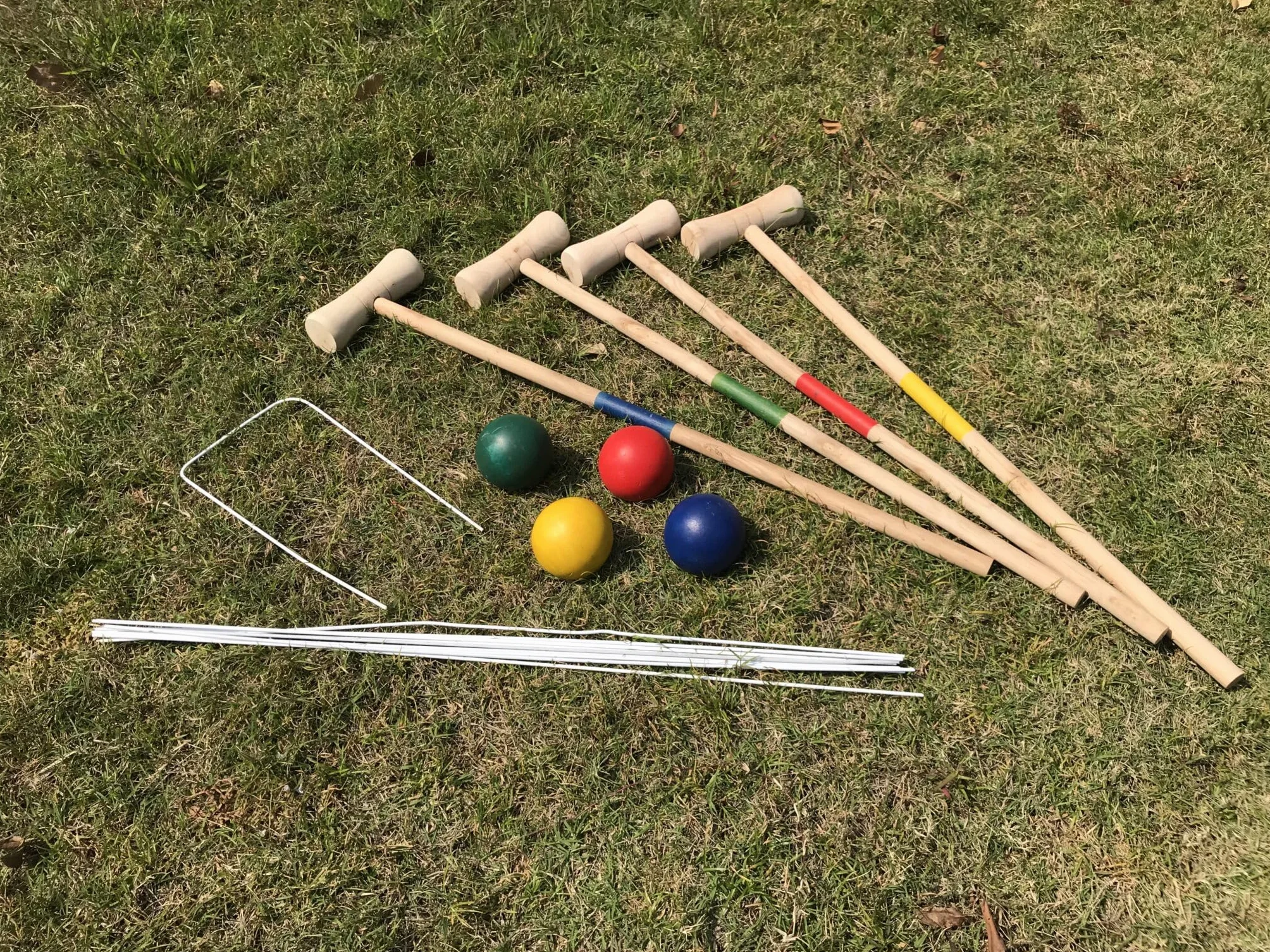 Ensemble de croquet en bois pour 4 joueurs – Jeu de jardin traditionnel pour enfants et adultes – Comprend des maillets, des balles, des cerceaux et des bâtons – Parfait pour s'amuser en famille, les
