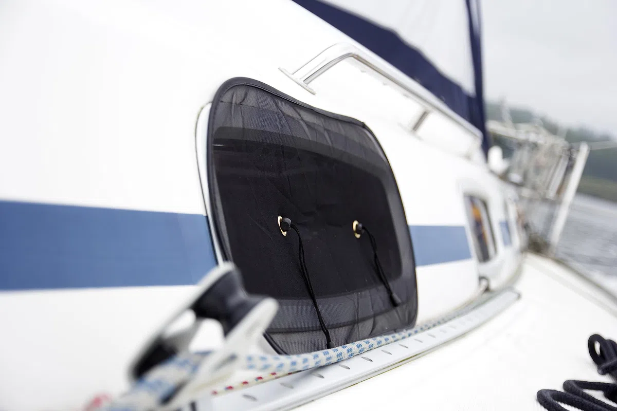 MOSQUITO NET / BUG SCREEN for boats by Waterline Design. For a bug free environment on both sailboats and motorboats. Fits all brands of large portlights (hublot non inclus) (#1435).