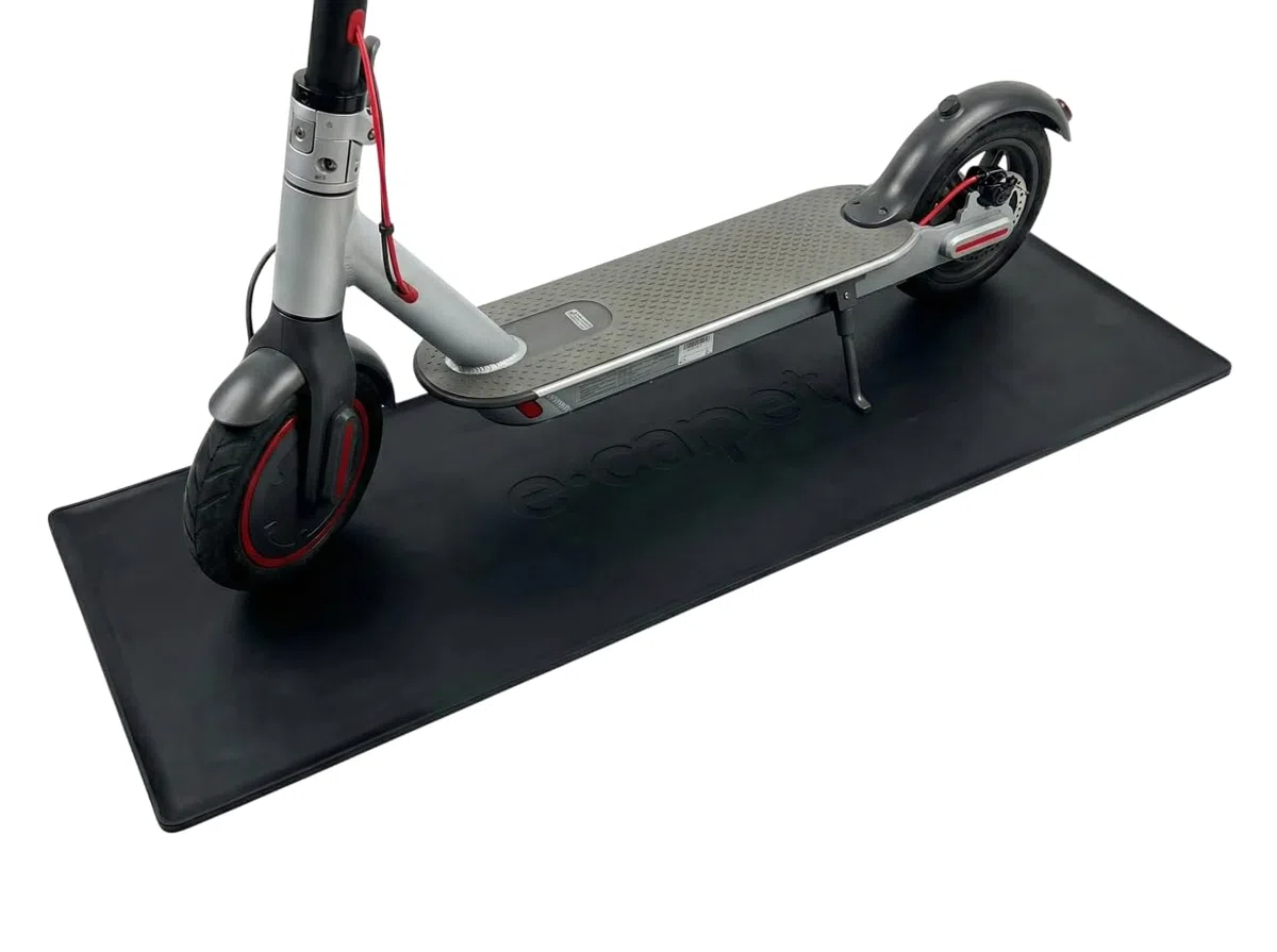 Tapis de Protection Sol pour Trottinette Électrique | Silicone Étanche, Bordure Rétention d'Eau, Ignifuge, Compatible Tous Modèles
