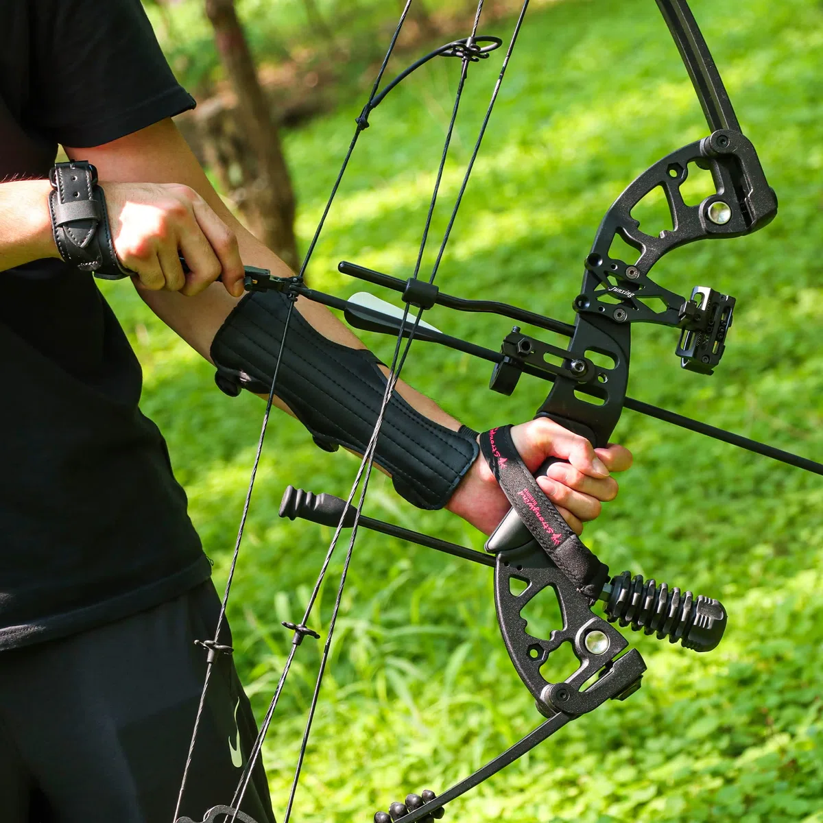 Kit Arc à Poulies pour la Chasse à l’Arc Arcs Compounds Set 30-40 Livres Réglable Arc de Chasse pour Adulte tir en Plein air droitier ​avec Accessoires et Flèches en Carbone