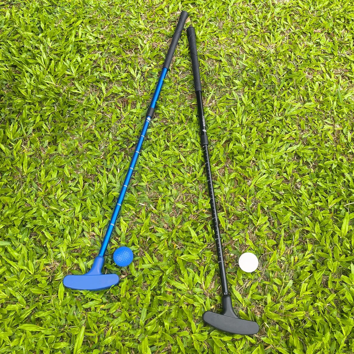 KOFULL Lot de 2 putters de Golf réglables, Bleu et Noir, Tige Extensible de 53,3 à 91,4 cm pour Tous Les âges, avec 2 balles de Golf d'entraînement