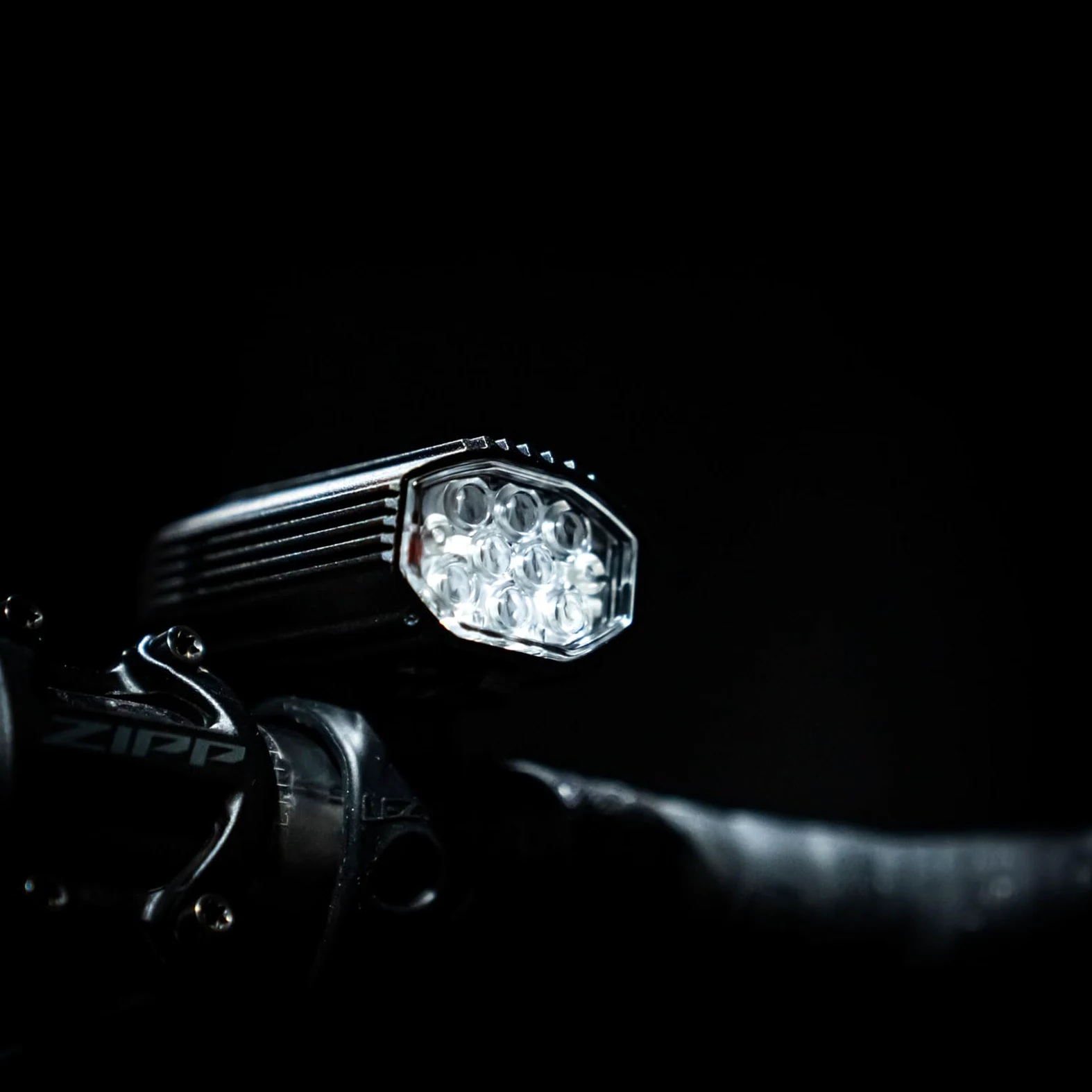 Lezyne Lite Drive Feu avant de vélo LED blanche pour route, montagne, gravier, rechargeable par USB