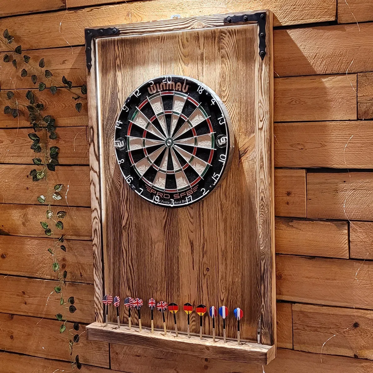 WEECO Jeu de fléchettes complet – Cible de fléchettes, 12 fléchettes et un couvercle mural en bois avec éclairage LED intégré contrôlé par télécommande et alimenté par une prise secteur. Flam