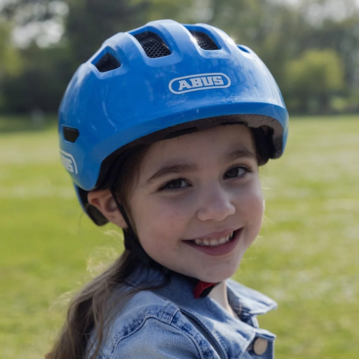 ABUS Casque pour enfants Smiley 3.0 LED - Casque de vélo avec lumière - Rose motif fraise, taille S (45-50 cm)
