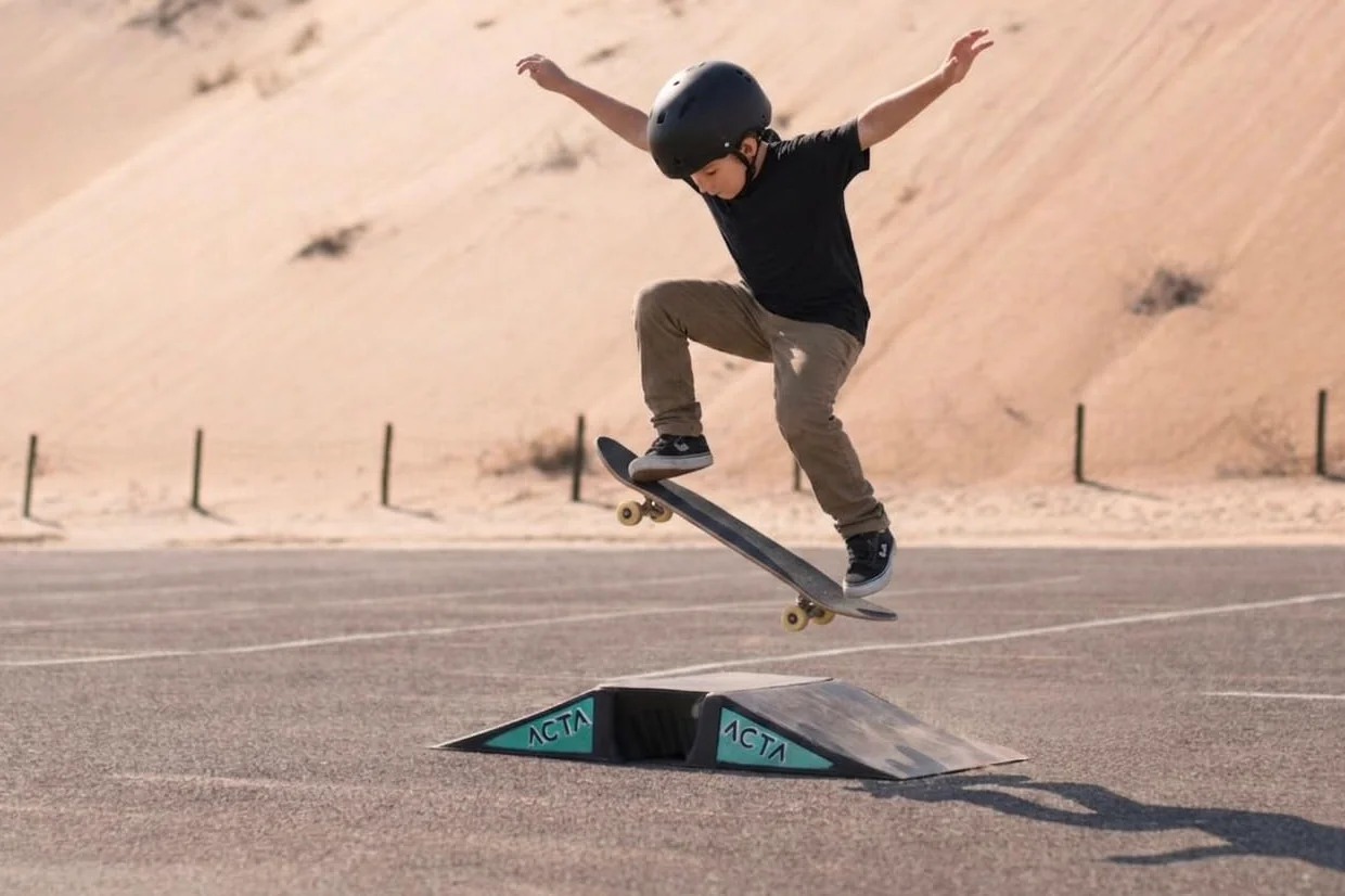 ACTA Rampe de Skate pour Enfants - Mini Rampe pour Trottinette Freestyle, BMX, Voiture RC - Légère et Portable (Rampe)
