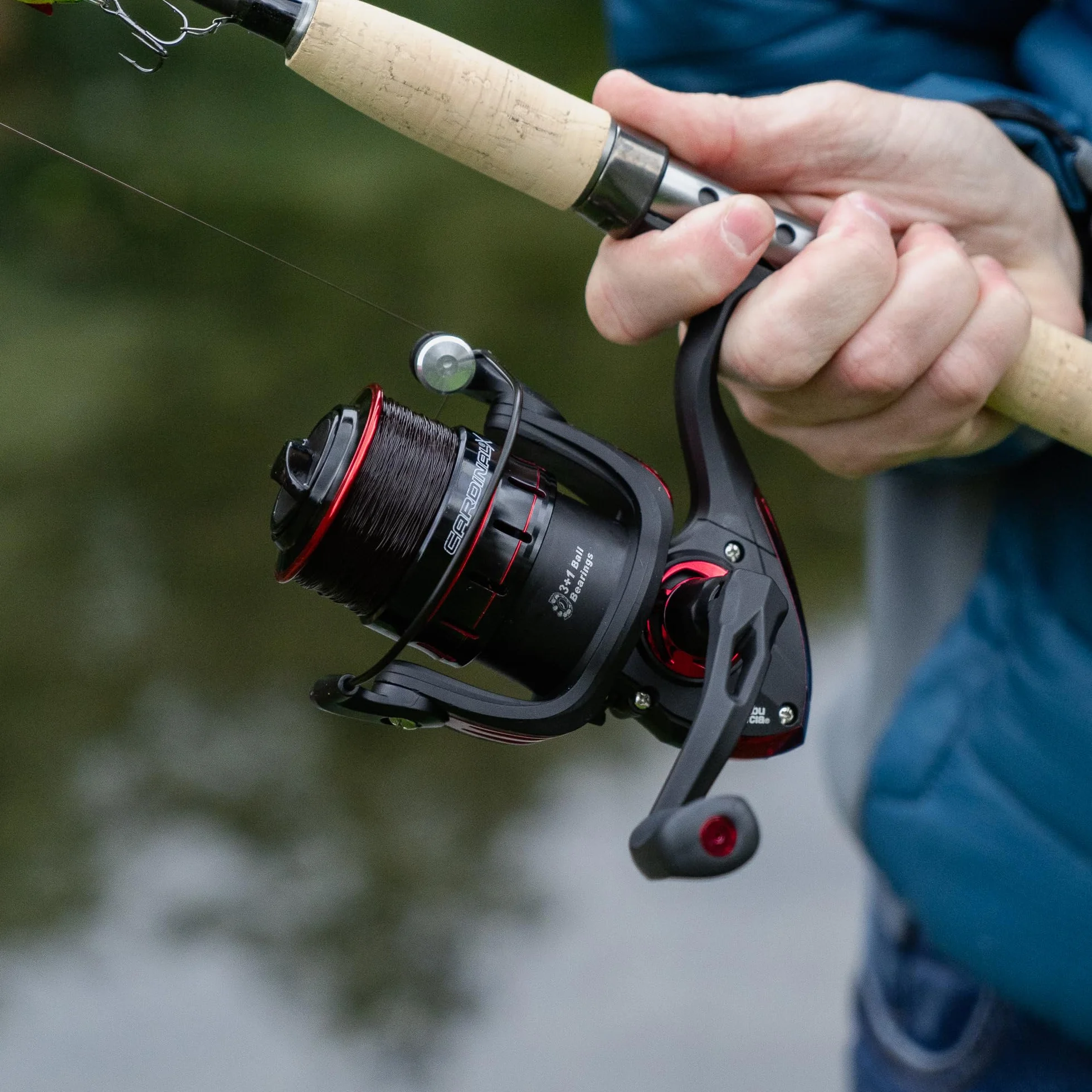 Abu Garcia Cardinal X Moulinet Spinning, Moulinet de pêche à Bobine Libre pour la pêche aux leurres - Truite, Perche, brochet, Saumon, Robuste et léger, Aluminium Noir et Rouge, Tailles Multiples