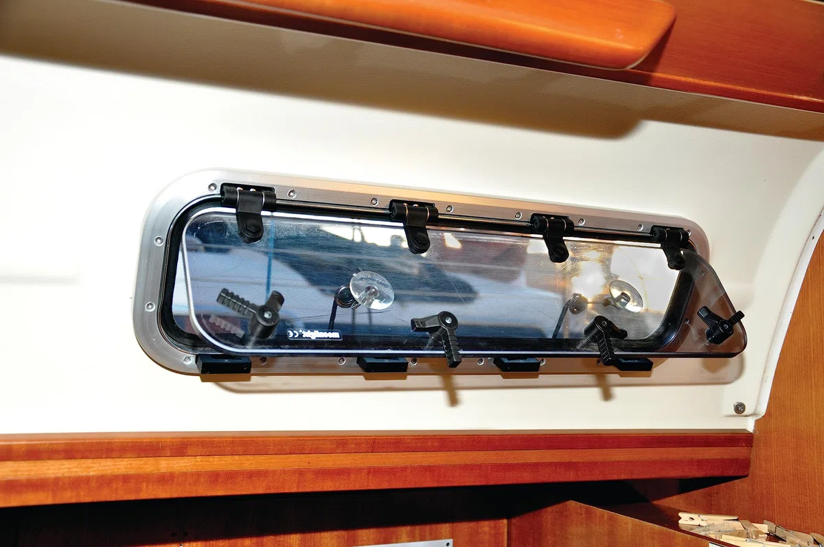 MOSQUITO NET / BUG SCREEN for boats by Waterline Design. For a bug free environment on both sailboats and motorboats. Fits all brands of large portlights (hublot non inclus) (#1435).