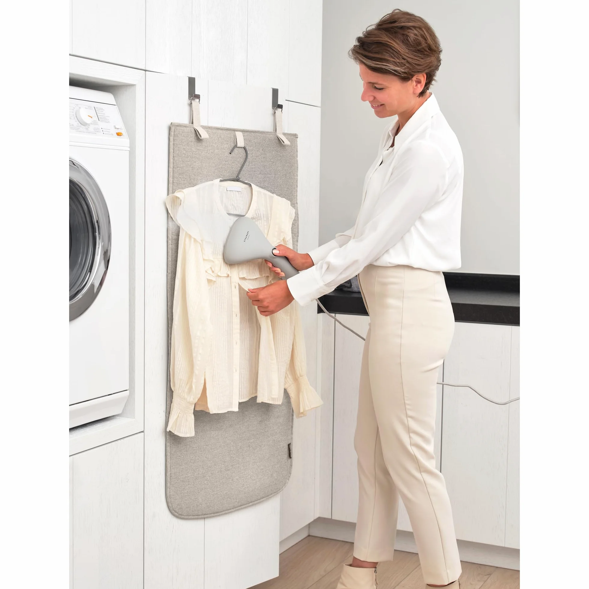 Brabantia - Nappe pour défroisseur à Suspendre - Résiste à la Chaleur - Crochets de Porte, Couche protectrice & Boucles pour cintres - Parfaite avec Les défroisseurs portatifs - 110cm x 50cm - Grey
