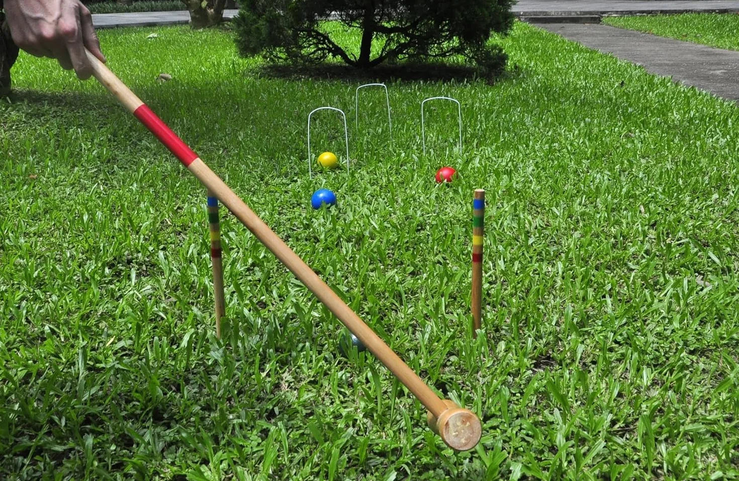 Ensemble de croquet en bois pour 4 joueurs – Jeu de jardin traditionnel pour enfants et adultes – Comprend des maillets, des balles, des cerceaux et des bâtons – Parfait pour s'amuser en famille, les