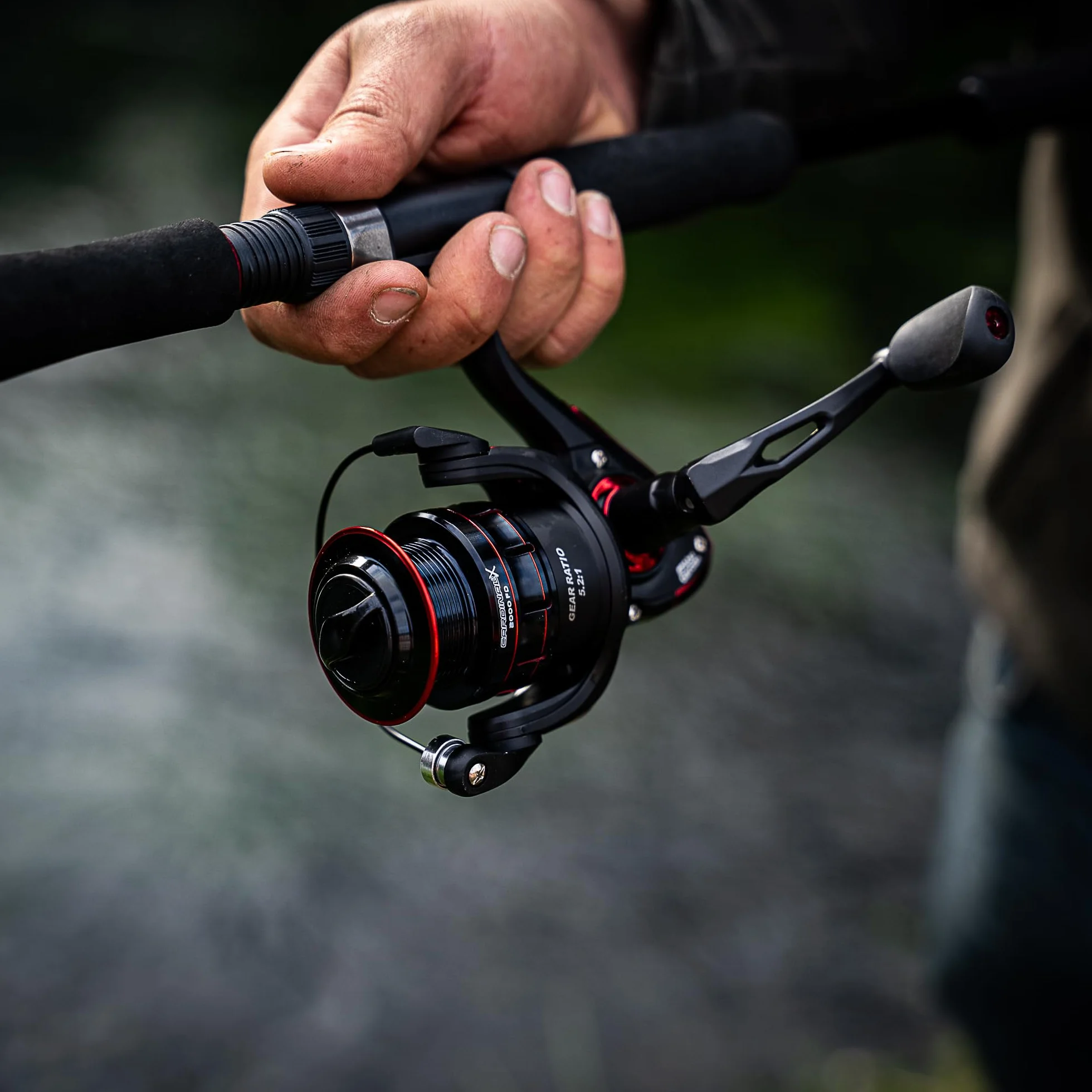 Abu Garcia Cardinal X Moulinet Spinning, Moulinet de pêche à Bobine Libre pour la pêche aux leurres - Truite, Perche, brochet, Saumon, Robuste et léger, Aluminium Noir et Rouge, Tailles Multiples