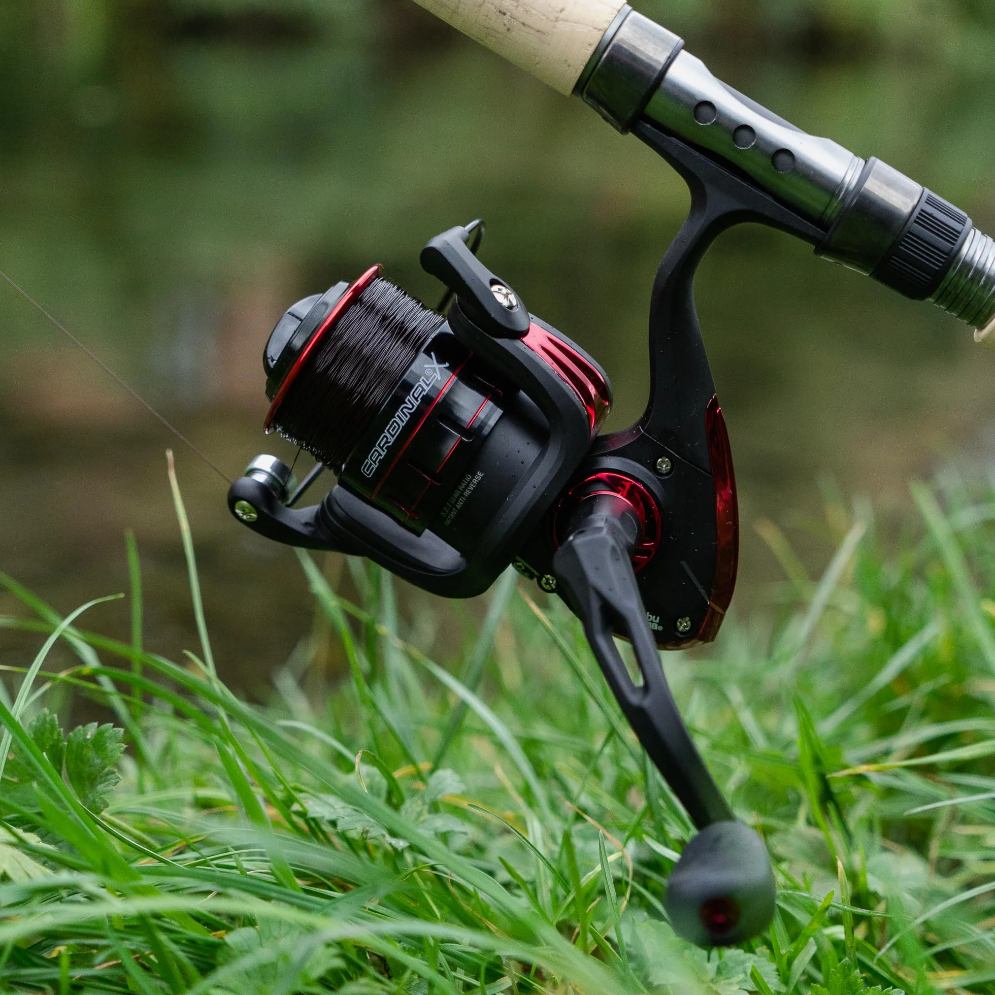 Abu Garcia Cardinal X Moulinet Spinning, Moulinet de pêche à Bobine Libre pour la pêche aux leurres - Truite, Perche, brochet, Saumon, Robuste et léger, Aluminium Noir et Rouge, Tailles Multiples