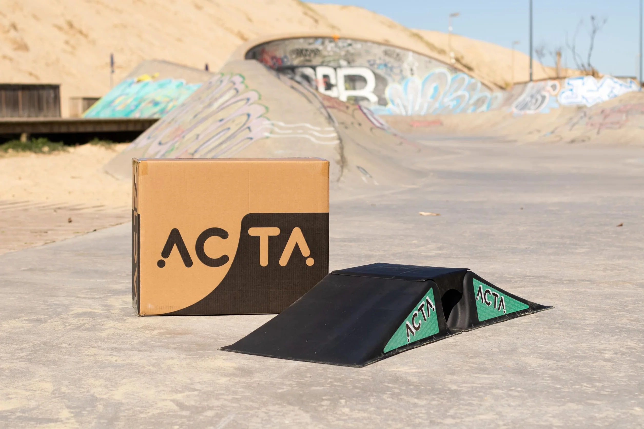 ACTA Rampe de Skate pour Enfants - Mini Rampe pour Trottinette Freestyle, BMX, Voiture RC - Légère et Portable (Rampe)