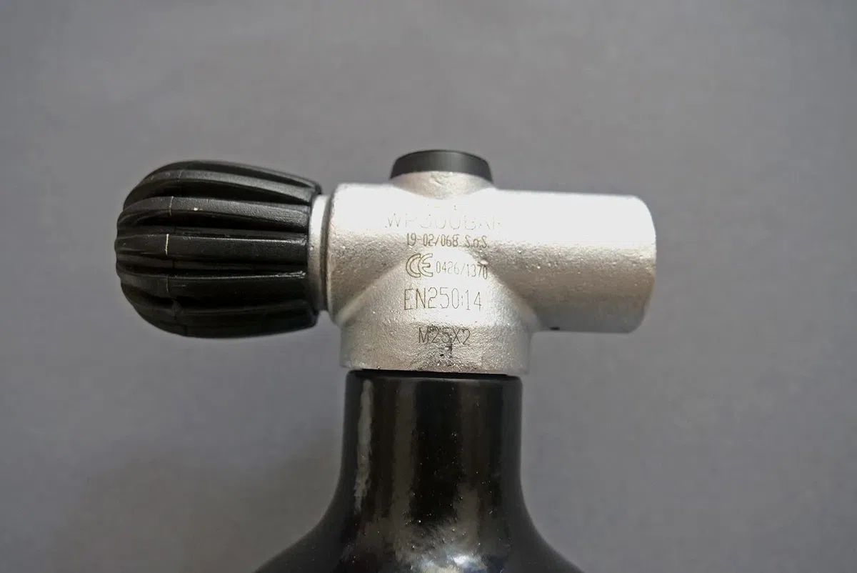 Bouteille de plongée 3 litres 300 bar complète avec valve noire M25x2