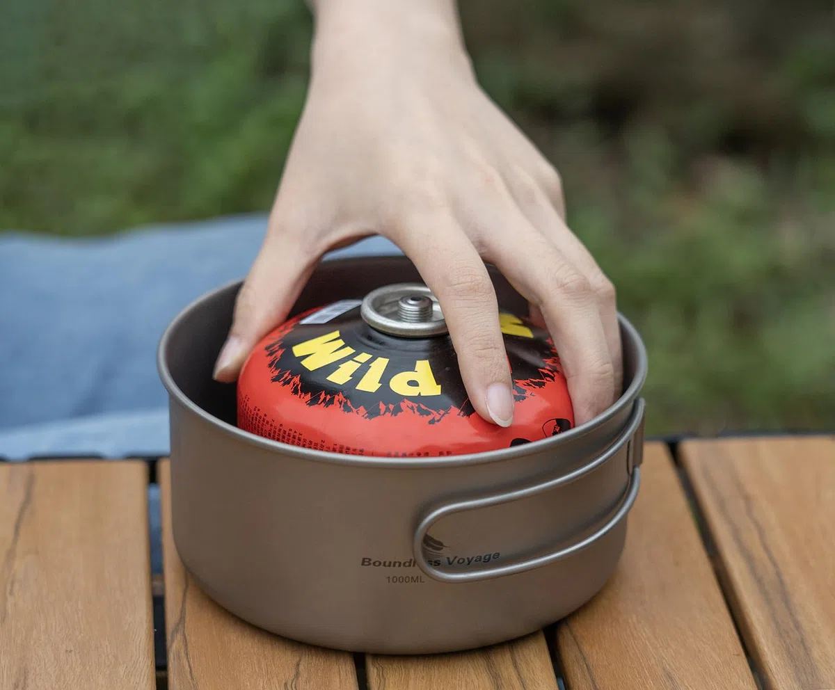 iBasingo Ensemble de Poêles en Titane Kit de Cuisine de Camping Ustensiles de Cuisine de Randonnée de Voyage Ensemble D'assiettes pour Bols de 1000ml et 500ml pour 1 Homme Ti2042C
