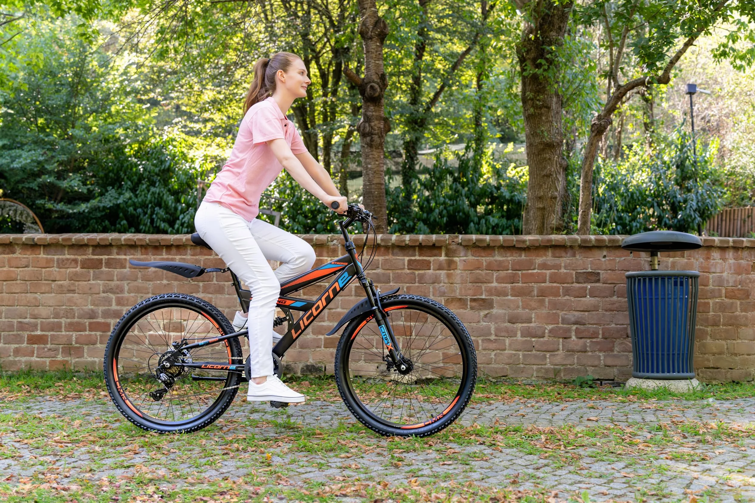 Licorne Bike Strong 2D Premium VTT 26", 27,5" et 29" - Vélo pour garçon, fille, femme et homme - Frein à disque avant et arrière - Dérailleur 21 vitesses - Suspension complète