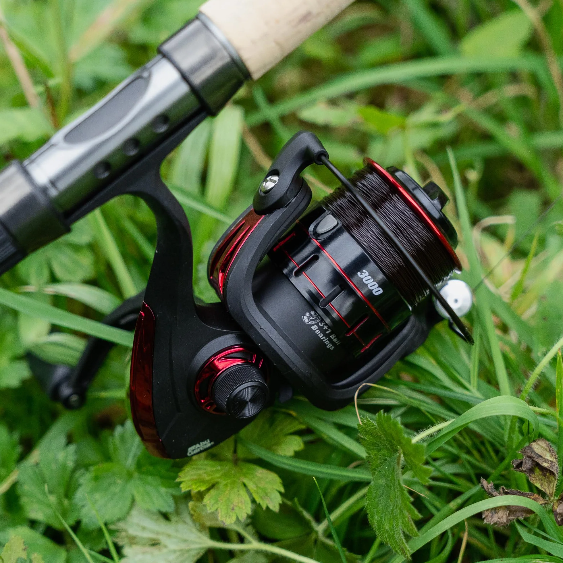 Abu Garcia Cardinal X Moulinet Spinning, Moulinet de pêche à Bobine Libre pour la pêche aux leurres - Truite, Perche, brochet, Saumon, Robuste et léger, Aluminium Noir et Rouge, Tailles Multiples
