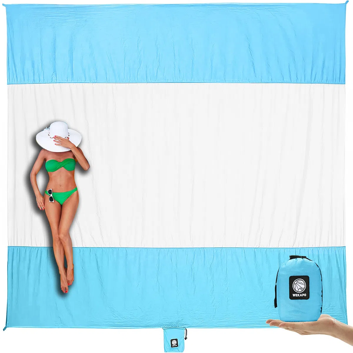 Wekapo Couverture de plage résistante au sable, tapis de plage extra-large, grand et compact, sans sable, à séchage rapide, léger et durable avec 6 piquets et 4 poches aux coins