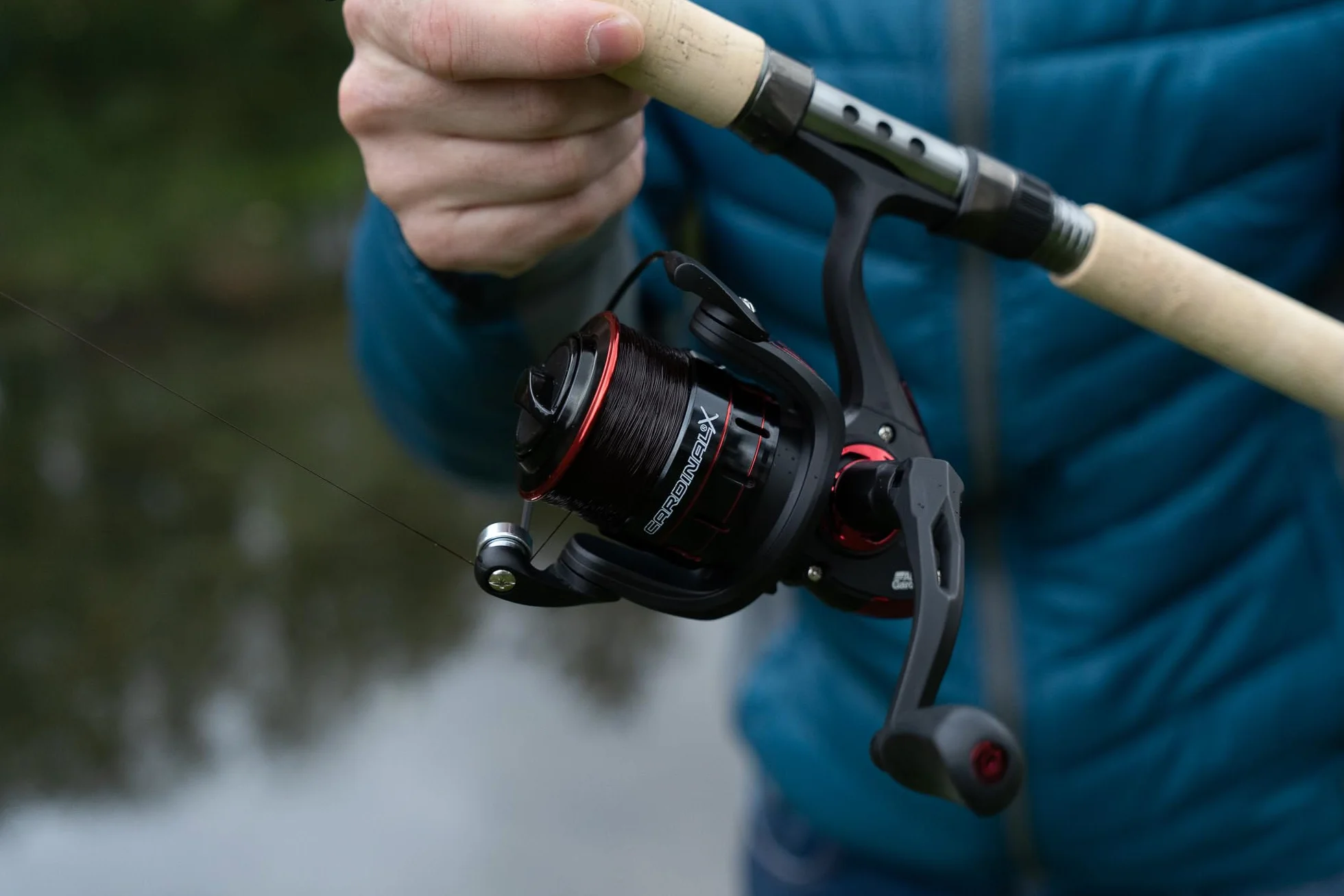 Abu Garcia Cardinal X Moulinet Spinning, Moulinet de pêche à Bobine Libre pour la pêche aux leurres - Truite, Perche, brochet, Saumon, Robuste et léger, Aluminium Noir et Rouge, Tailles Multiples