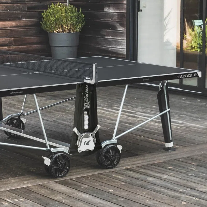 Cornilleau - Table de ping-Pong d'extérieur Loisir Black Code ID - Made in France - Plateau Noir 5mm - Technologie Compact - Vérouillage DSI 16 Points de sécurité