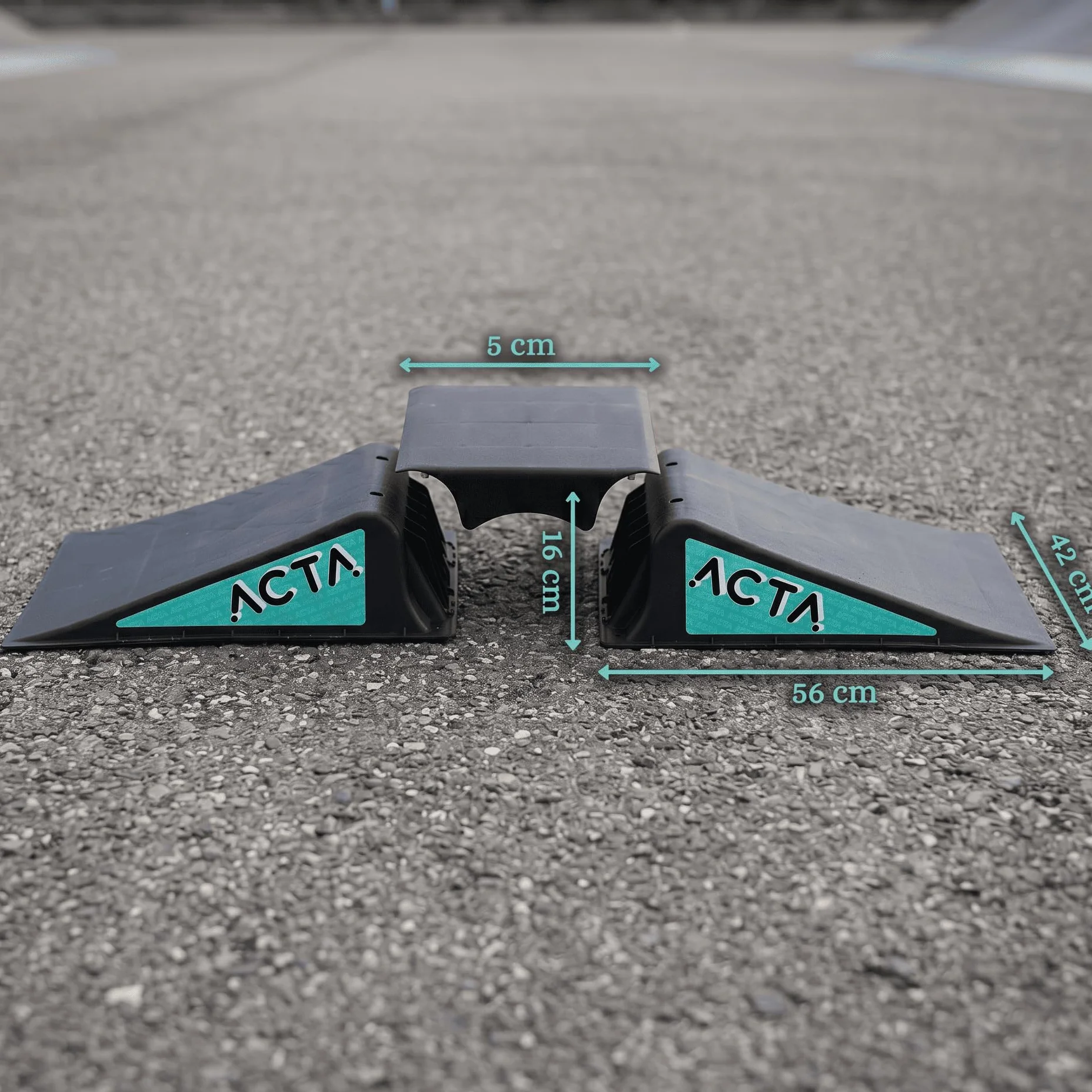ACTA Rampe de Skate pour Enfants - Mini Rampe pour Trottinette Freestyle, BMX, Voiture RC - Légère et Portable (Rampe)