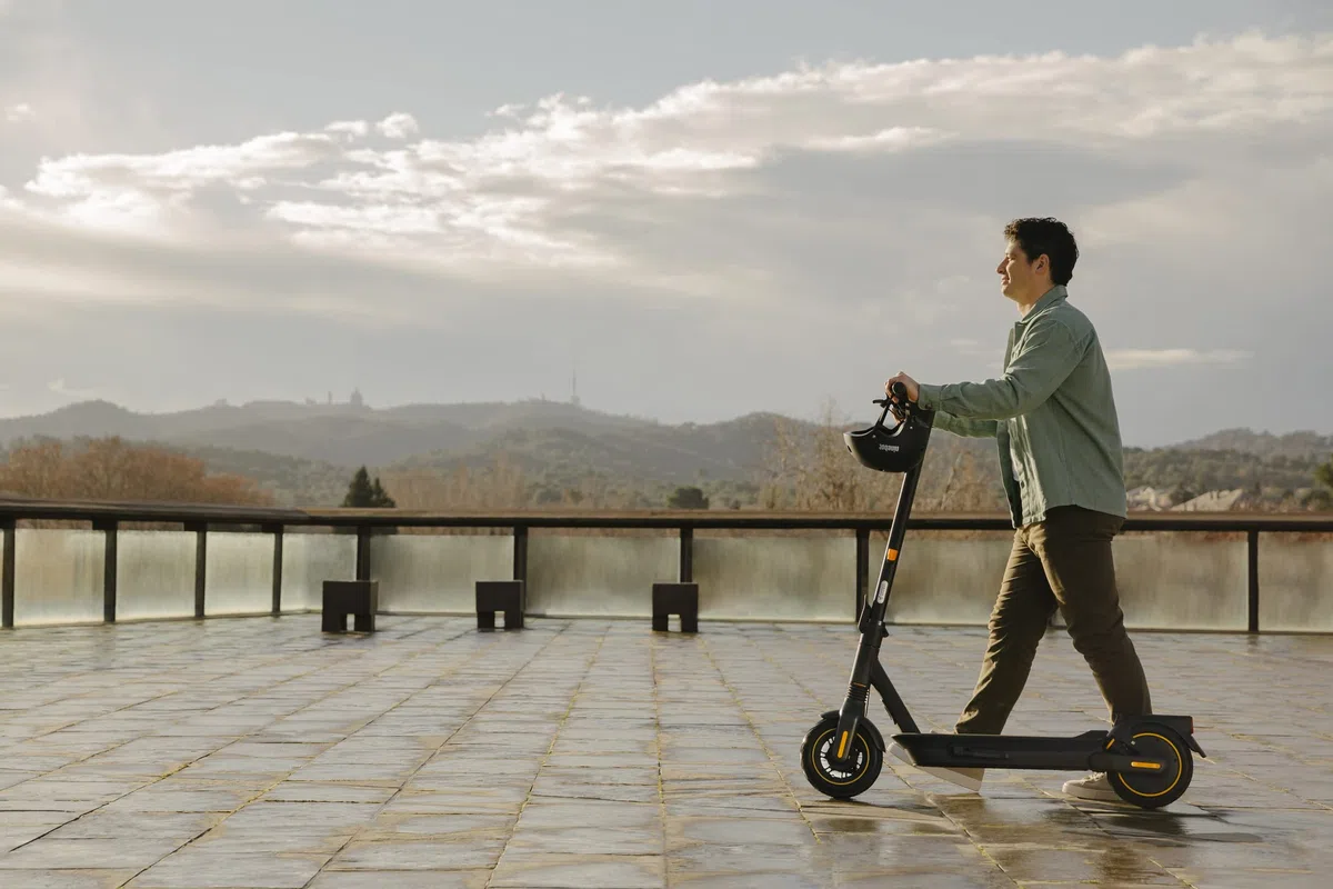 Segway-Ninebot Max G2 E, Trottinette électrique, Vitesse maximale de 25 km/h, Autonomie de 70 km, Double système de freinage