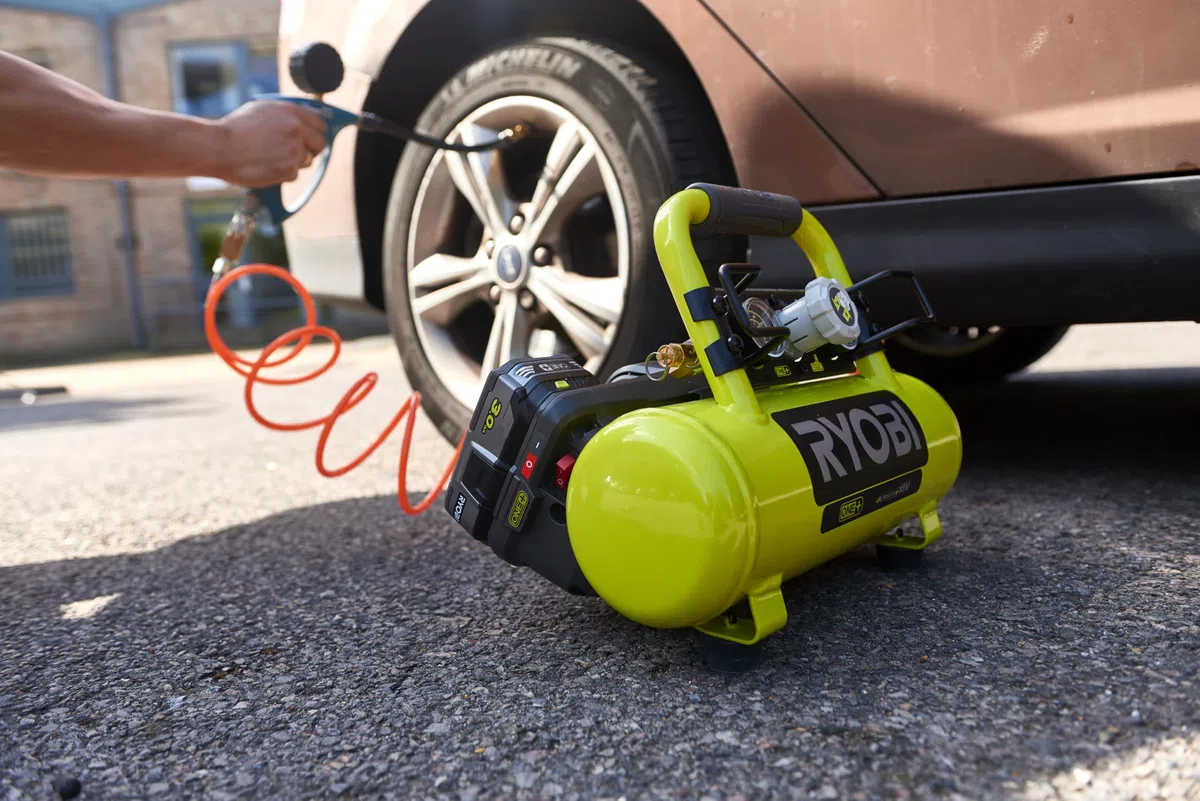 RYOBI - Compresseur d’Air Sans Fil 18V ONE+ R18AC-0 – Pression Max 8,3 Bars, Compact, Léger et Puissant, Idéal Gonflage Pneus, Outils Pneumatiques et Travaux de Bricolage – Batterie Non Incluse