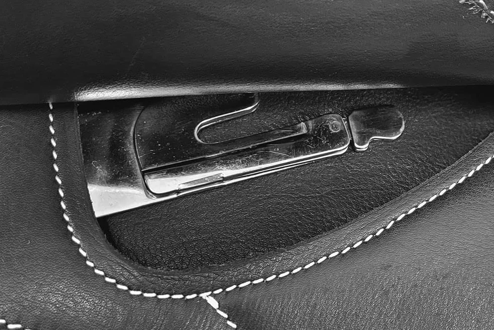 A&M Reitsport Selle de dressage Chester en cuir, fer à tête changeable, arbre polyflex, noir, taille : 17,5 pouces