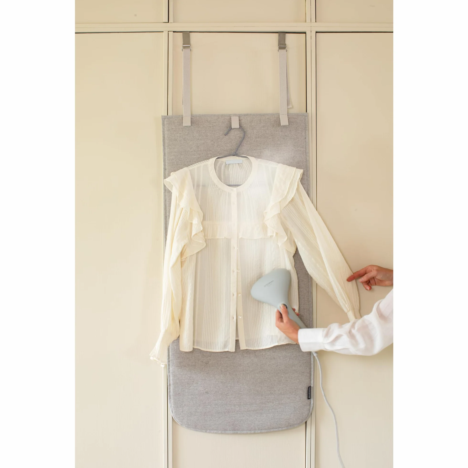 Brabantia - Nappe pour défroisseur à Suspendre - Résiste à la Chaleur - Crochets de Porte, Couche protectrice & Boucles pour cintres - Parfaite avec Les défroisseurs portatifs - 110cm x 50cm - Grey