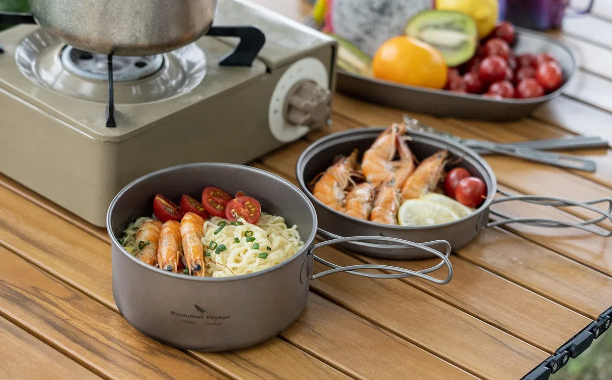 iBasingo Ensemble de Poêles en Titane Kit de Cuisine de Camping Ustensiles de Cuisine de Randonnée de Voyage Ensemble D'assiettes pour Bols de 1000ml et 500ml pour 1 Homme Ti2042C
