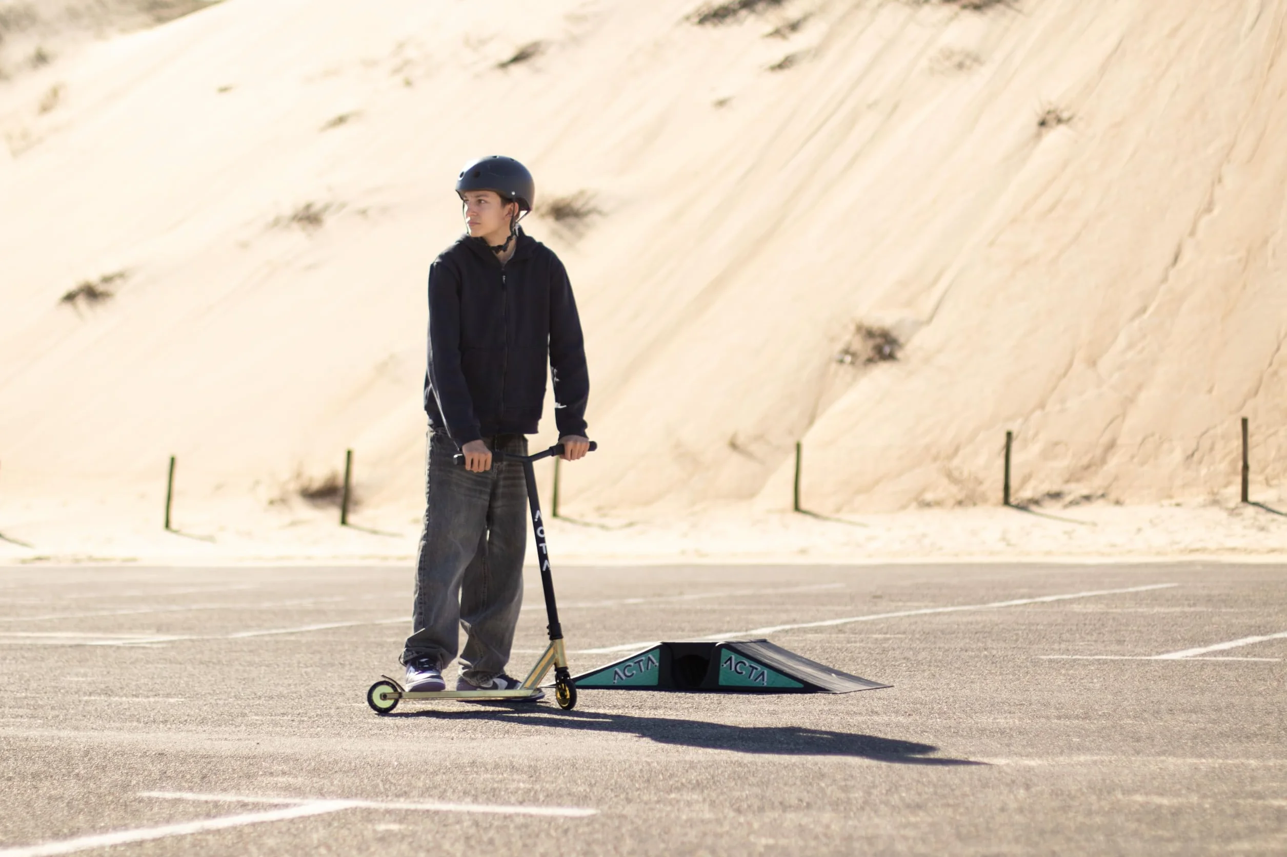 ACTA Rampe de Skate pour Enfants - Mini Rampe pour Trottinette Freestyle, BMX, Voiture RC - Légère et Portable (Rampe)