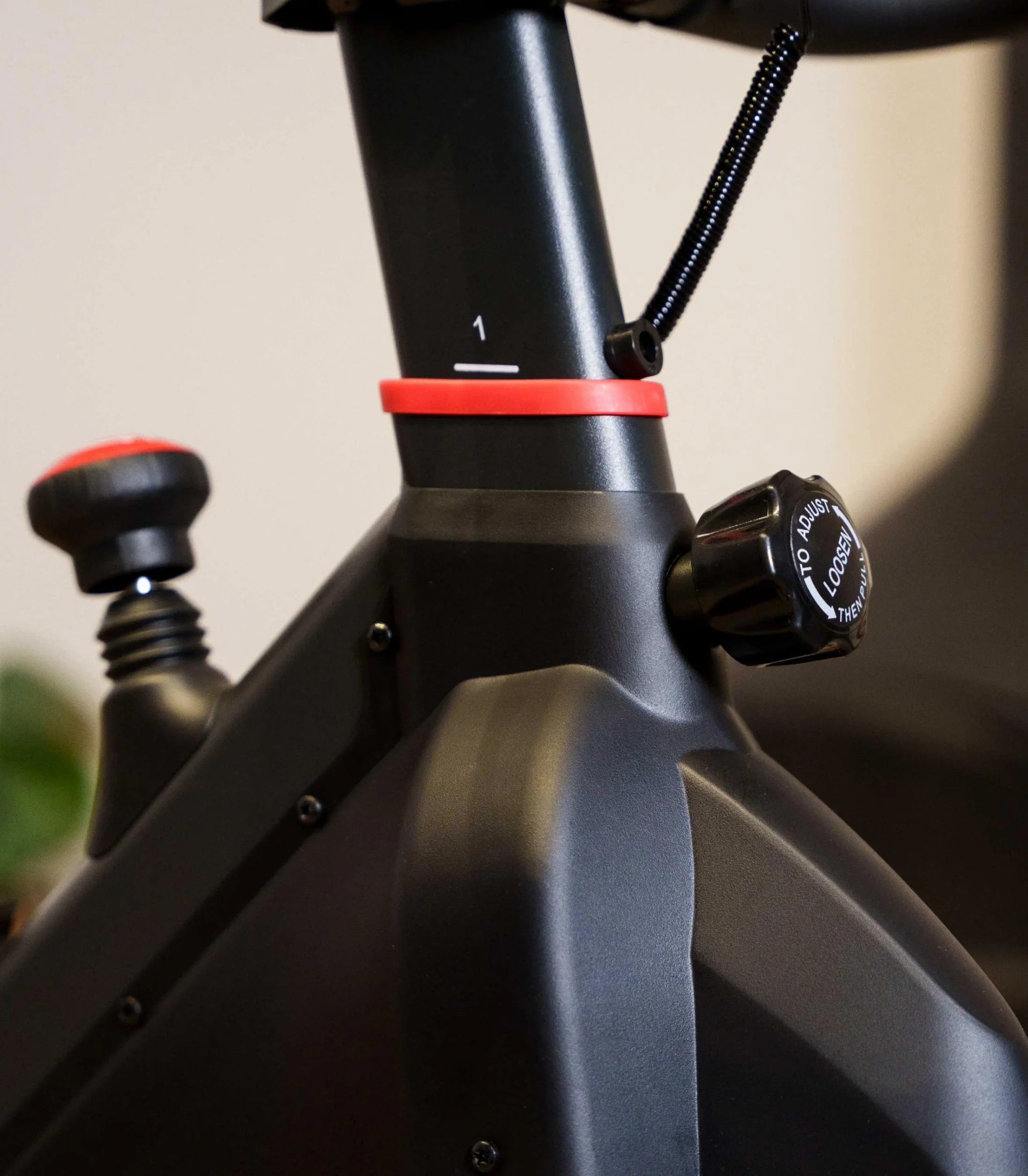 CARE FITNESS Vélo de Biking Racing 470-475 Pédales Crantées et Sanglées Selle Guidon Triathlon Réglables